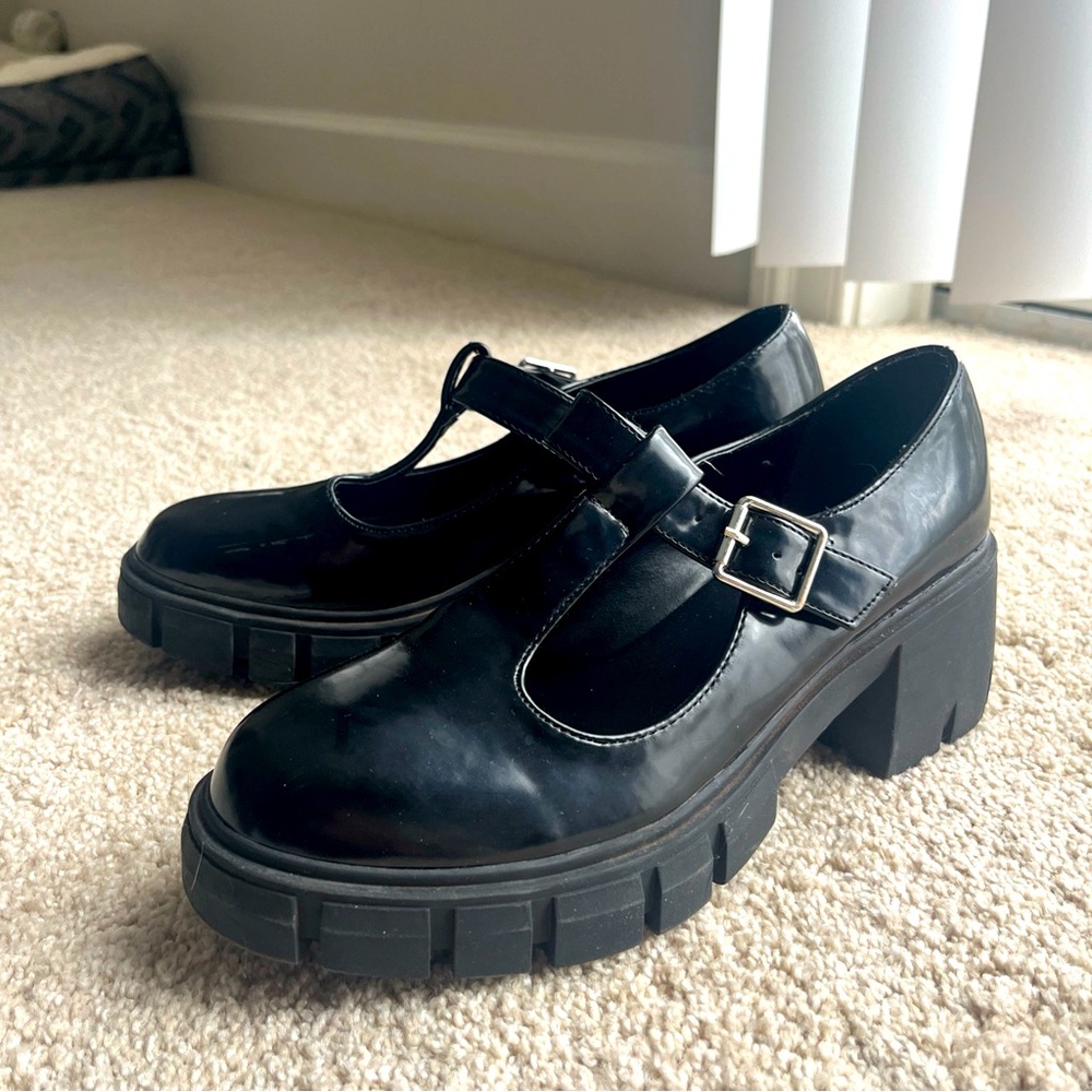 Madden Girl Black Lugged Heel Platform T-strap Mary Jane Patent Sandal 7.5